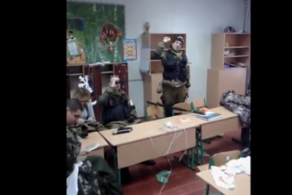 В Донецке боевики в школьном классе обустроили стрельбище (ВИДЕО)