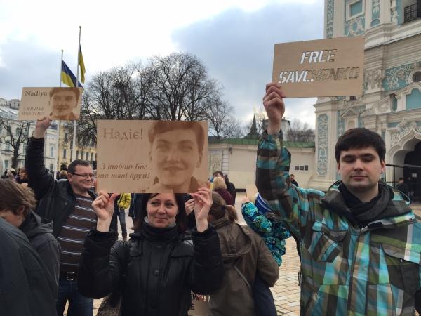 На посвященный Савченко молебен в Киеве пришли несколько тысяч человек — «Батьківщина»