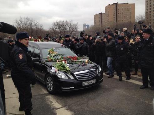 После панихиды гроб с Немцовым выносили под крики «Россия будет свободной!» (ФОТО, ВИДЕО)