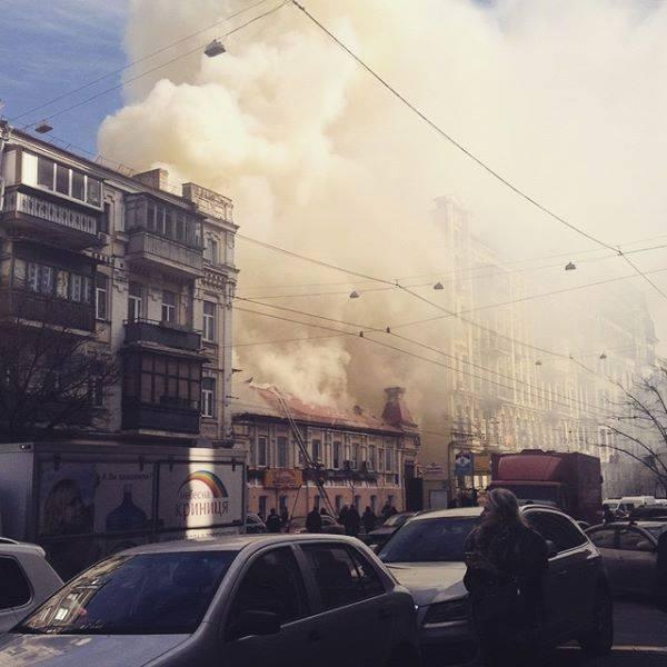 Пожар в центре Киева: погибли двое спасателей (ВИДЕО)