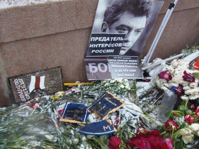 В Москве осквернили место убийства Немцова (ФОТО)