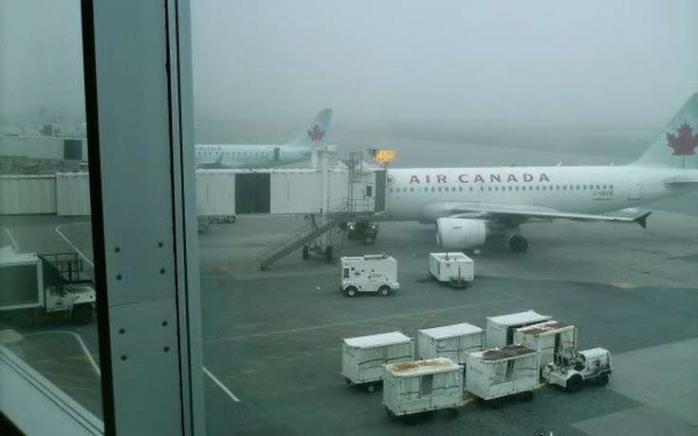У Канаді літак викотився за межі злітної смуги