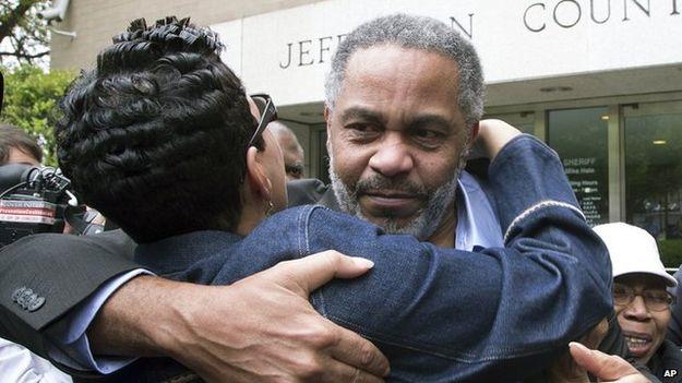 В США мужчину оправдали в суде после почти 30 лет в камере смертников