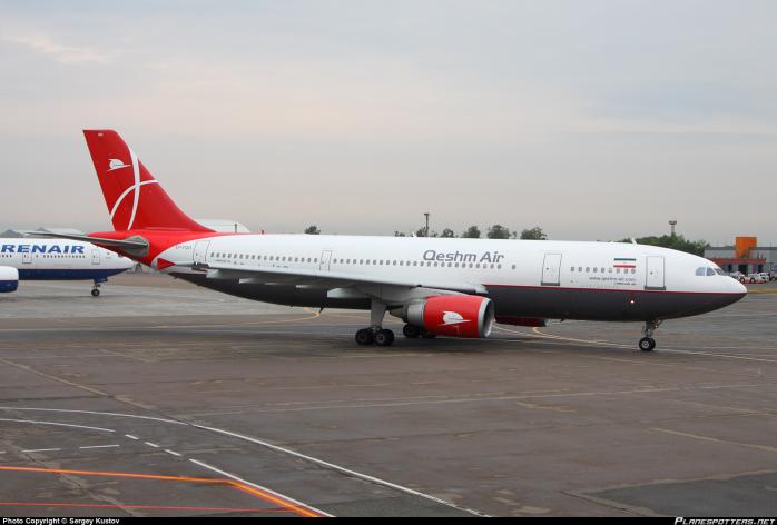 В стамбульском аэропорту у самолета Qeshm Airlines взорвался двигатель