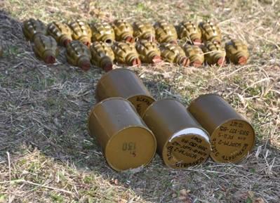 У передмісті Житомира знайшли заховану зброю і гранати (ФОТО)