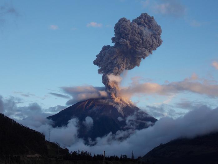 В Перу проснулся вулкан: небо закрыло дымовой завесой (ВИДЕО)