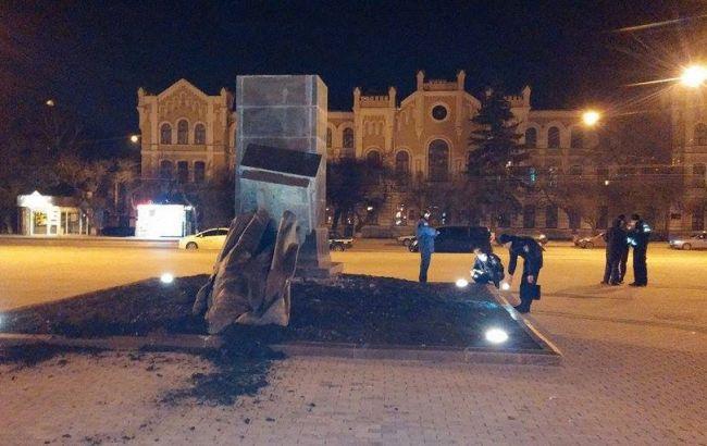 В Харькове повалили еще два памятника Ленину (ВИДЕО)