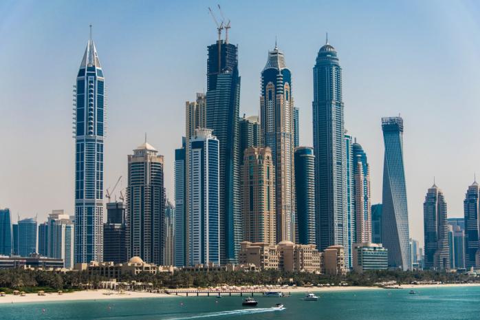 В Дубае 558 человек спрыгнули с парашютами с самого высокого в мире жилого небоскреба (ВИДЕО)