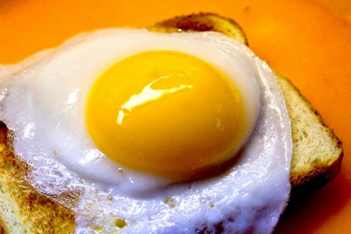 Завтрак из яичницы делает человека добрее