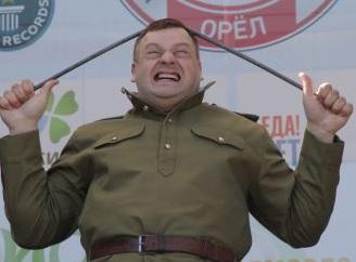 Російський чиновник на честь Дня перемоги поставив рекорд по згинанню прутів на голові (ФОТО)