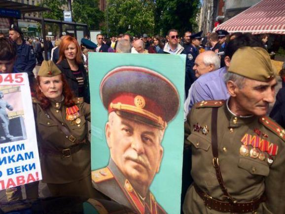 На торжествах в Киеве поссорились из-за Сталина и потолкались из-за красных флагов