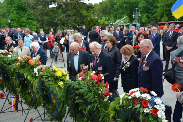 Українські ветерани поклали квіти до берлінського меморіалу полеглим радянським воїнам (ФОТО)