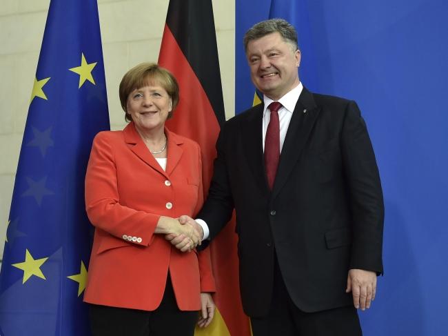 Порошенко розказав Меркель про полонених українців і порушення терористами угод