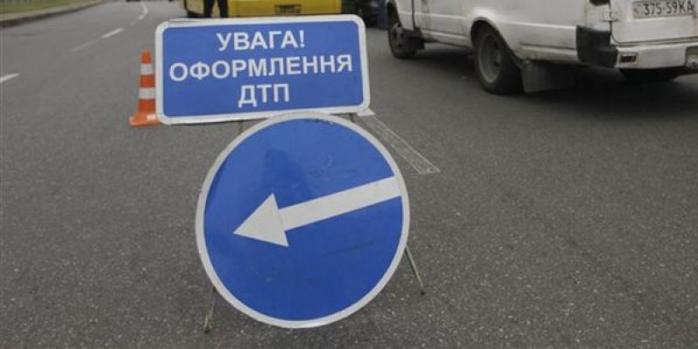 У Києві на автомобіль впало дерево, загинула 5-річна дитина