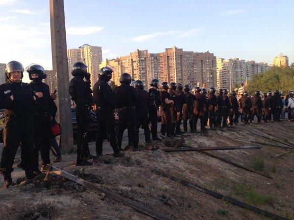 Строительный конфликт в Киеве: активисты заблокировали проспект Бажана с требованием отпустить задержанных