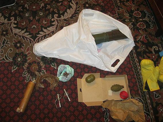 У Дніпродзержинську боєць АТО зберігав у квартирі гранатомет і боєприпаси (ФОТО)