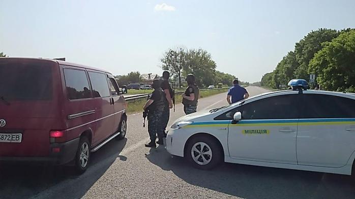 На Харківщині чоловік розстріляв двох людей і взяв заручників. Міліція веде переговори