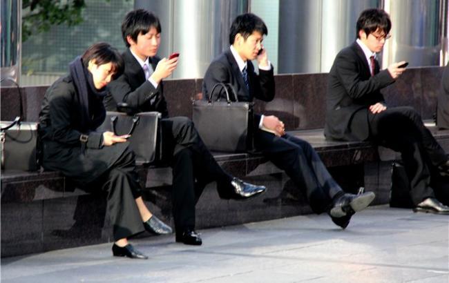Японія намагається скоротити випадки суїциду працівників через перевтому