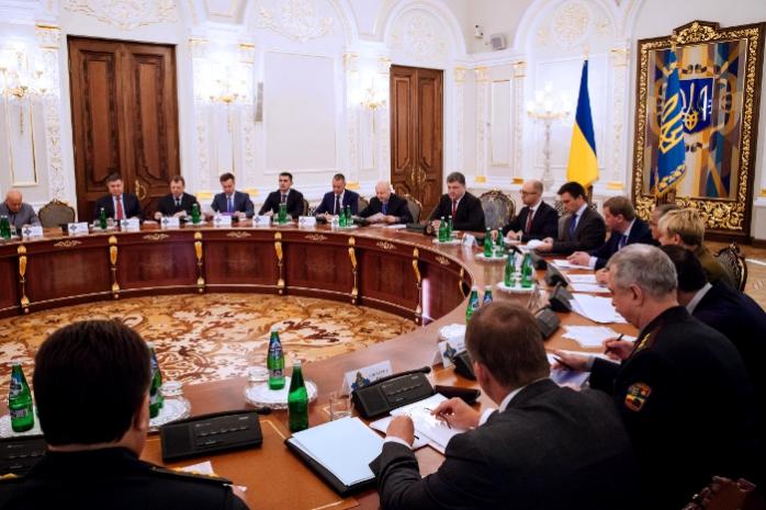 Порошенко ввів у дію комплекс заходів РНБО з посилення оборони України