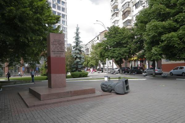 В Киеве ночью снесли три памятника коммунистам (ФОТО)
