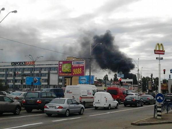 У Києві на Петрівці сталася пожежа (ФОТО, ВІДЕО)