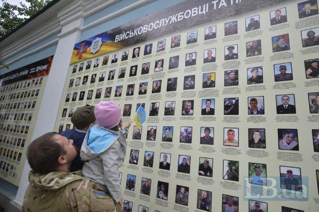 В Киеве на стене Михайловского собора появился мемориал памяти погибших в АТО (ФОТО)