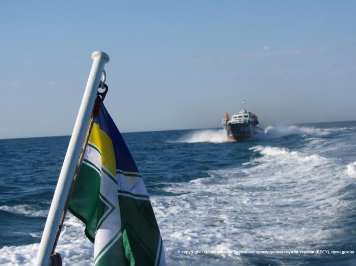 У Азовському морі перекинувся баркас з двома рибалками