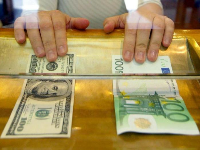 Порошенко подписал закон, отменяющий военный сбор с валютных операций