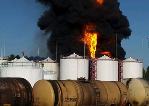 У Київській області горить нафтобаза, постраждалі у тяжкому стані (ВІДЕО)