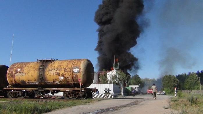 Рятувальники оцінюють пожежу на нафтобазі під Києвом як найсильнішу за 50 років (ВІДЕО)