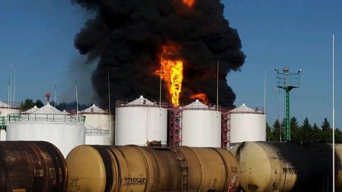 Турчинов не исключает, что пожар на нефтебазе стал результатом диверсии