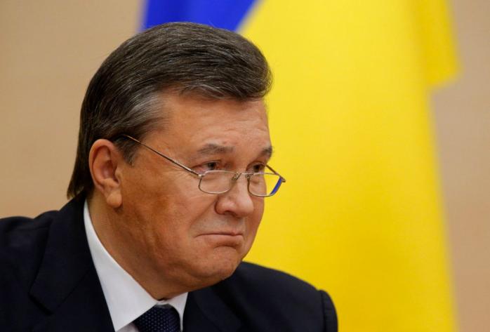 Порошенко просит КСУ признать неконституционным лишение Януковича звания президента
