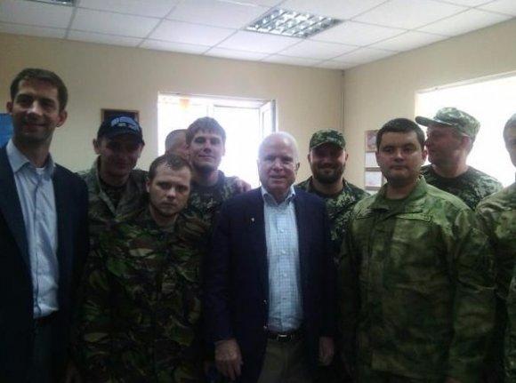 Американский сенатор Маккейн прилетел в Украину (ФОТО)