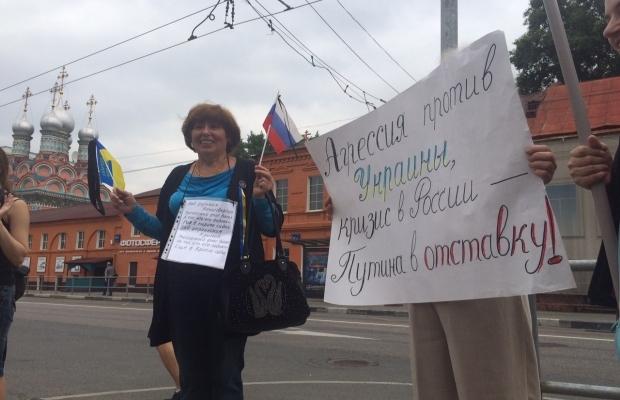 В Москве на антивоенном пикете требуют отставки Путина (ФОТО)