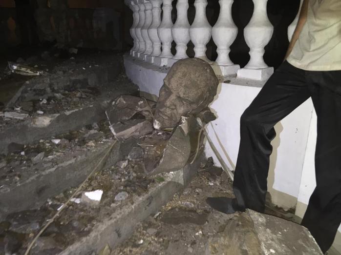 В Николаеве повалили памятник Ленину