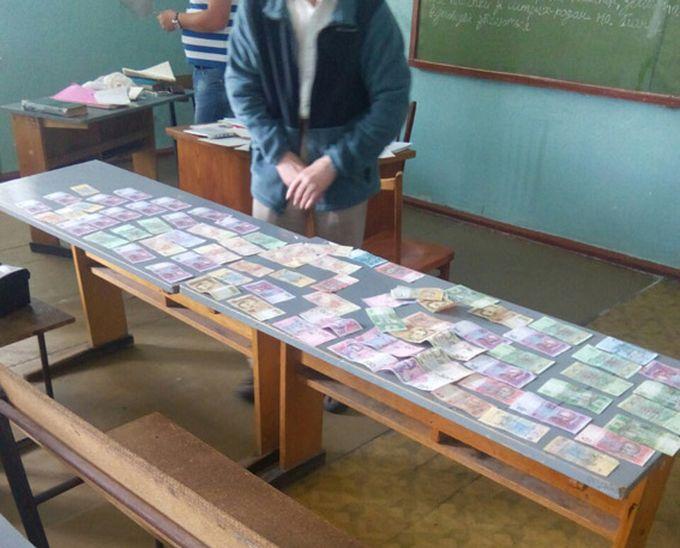 В Николаеве при получении взятки задержан 76-летний доцент