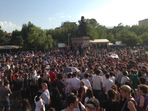 В столице Армении возобновилась масштабная акция протеста (ОНЛАЙН-ТРАНСЛЯЦИЯ)