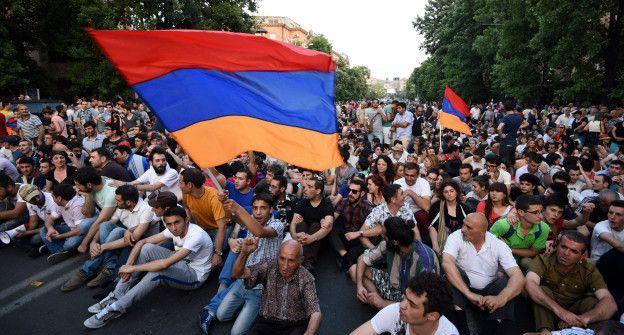 Протест в Ереване: полиция заявляет о наличии холодного оружия у митингующих