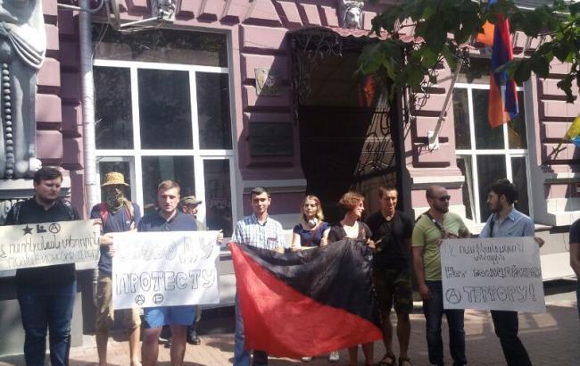 В Киеве активисты собрались под посольством Армении в поддержку демонстрантов в Ереване