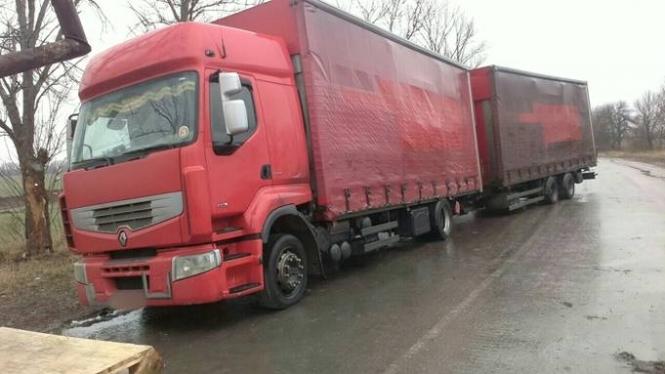Прокуратура задержала 10 грузовиков, которые перевозили товары на территорию ДНР