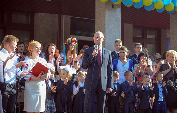 Яценюк настаивает на сокращении количества школ