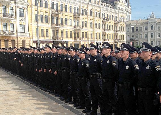 На Софийской площади в Киеве принесли присягу две тысячи полицейских