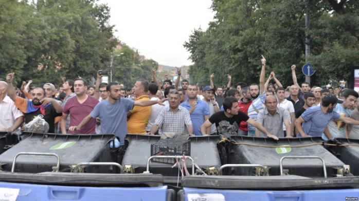 Протест в Ереване: активисты переставят баррикады ближе к админзданиям