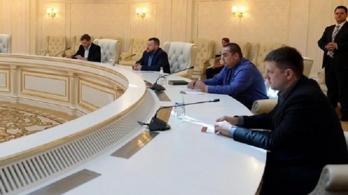 Трехсторонняя группа по Донбассу заседает в Минске с террористами