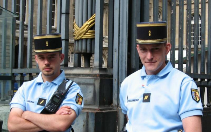 Во Франции полицейским разрешили иметь татуировки и бороды