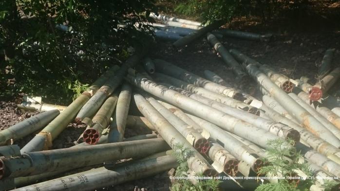Близ Мариуполя нашли спрятанные снаряды к «Градам» (ВИДЕО)