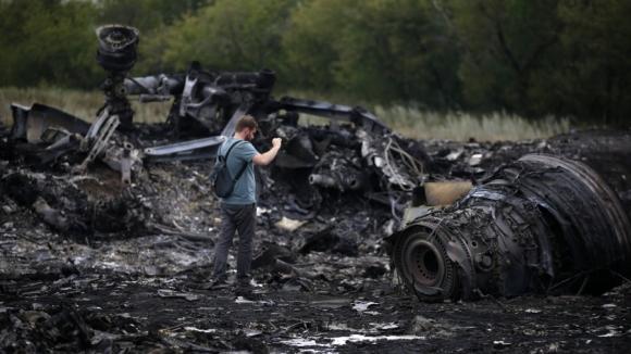 В СМИ появилось видео сепаратистов с места падения Boeing-777 на Донбассе