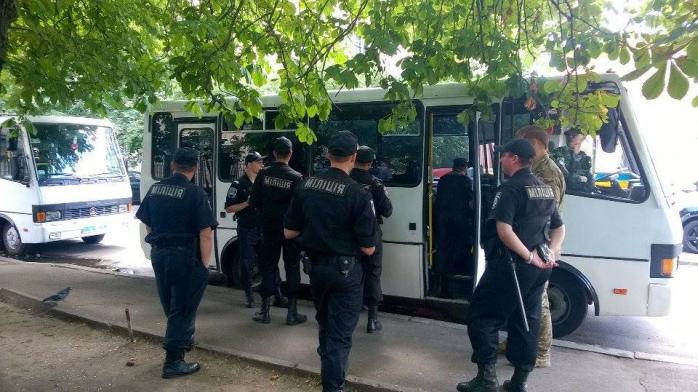 Напередодні віче на Майдані до офісу «Правого сектора» приїхали міліція та автозаки (ФОТО)