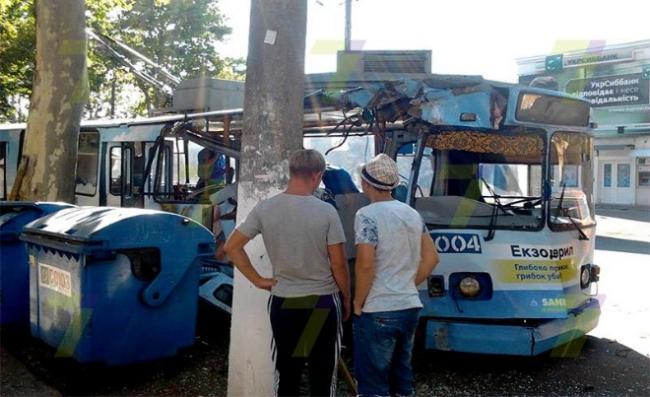 В Одесі тролейбус врізався в дерево: 11 постраждалих (ФОТО)