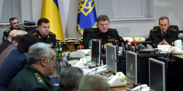 Порошенко обговорює з військовим кабінетом РНБО посилення оборони на Донбасі
